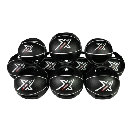 Czarne piłki lekarska z dwoma uchwytami 4GRADE, idealna do treningu funkcjonalnego.