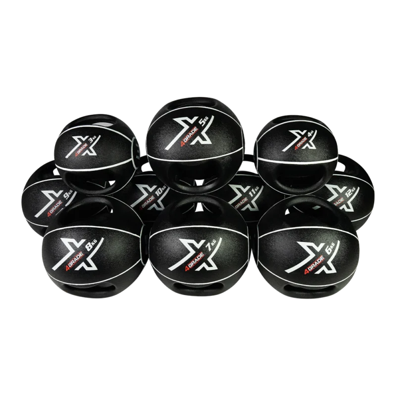 Czarne piłki lekarska z dwoma uchwytami 4GRADE, idealna do treningu funkcjonalnego.