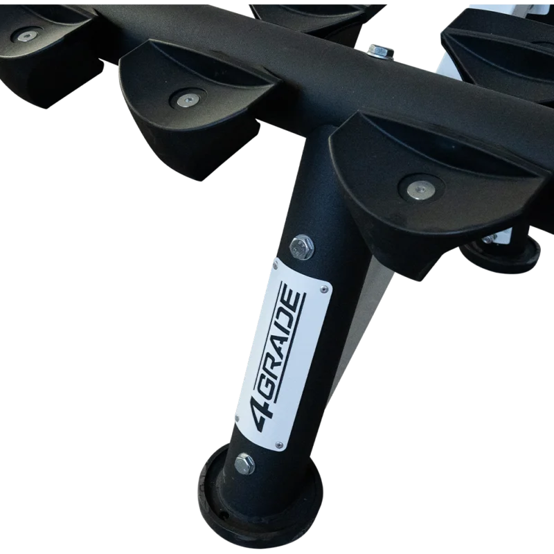 Stojak na hantle 10 par 4GRADE z wysokiej jakości stali, w matowym czarnym kolorze - ukazany detal logo